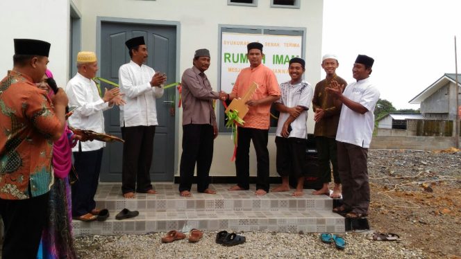 
					Sungguh Mulia, Warga Wawondula Ini Sumbang 1 Unit Rumah Untuk Imam Masjid