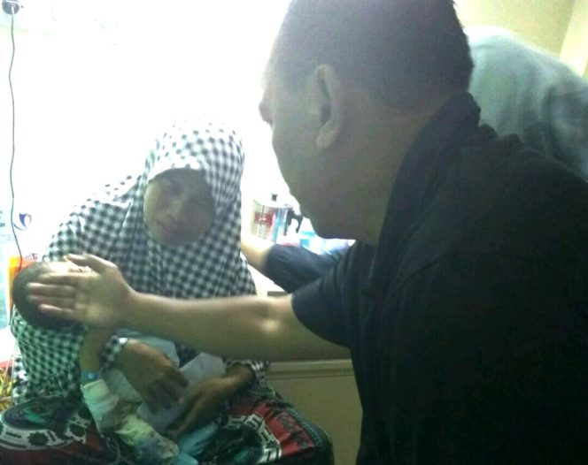 
					Ketua DPRD Lutim Beri Bantuan Bayi Penderita Kolestasis
