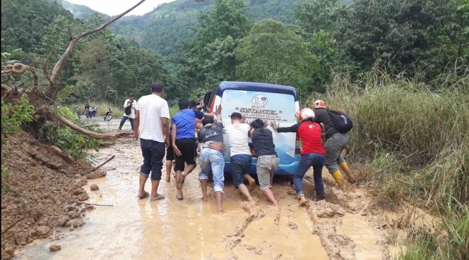 
					Longsor di Luwu, Pengguna Jalan Tak Bisa Melintas