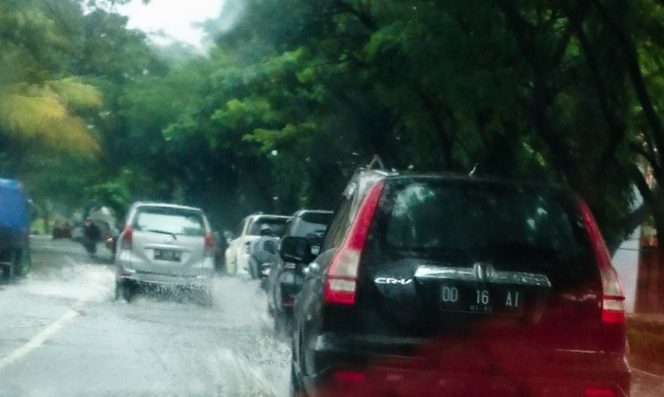 
					Hampir 24 Jam Diguyur Hujan, Beberapa Wilayah di Makassar Tergenang Air