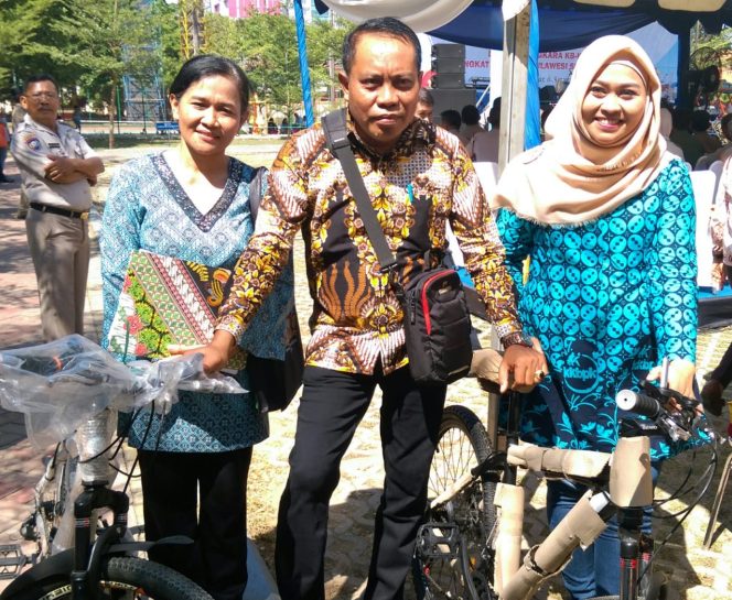 
					Dua Kader BKB Lutim Dapat Sepeda di Harganas