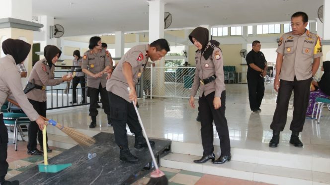 
					Wakapolda Turun Tangan Bersihkan Lantai Posko Pengungsi di Makasaar