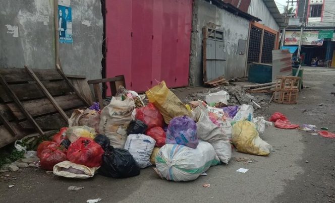
					Sampah Menumpuk di Kelurahan Tomoni, Nitizen : Warga Buang Sampah Sembarangan