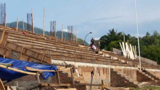 
					Kontrak Berakhir, Proyek Pembangunan Tribun di Wasuponda Diaddendum