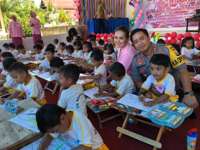 
					Foto : Akrabnya Kapolres Bersama Ketua Bhayangkari Dengan Anak-anak TK