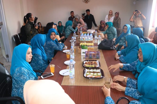 
					Istri Nurdin Abdullah Ajak Ketua TP-PKK Lutim ke Jalan Penghibur, Untuk Apa