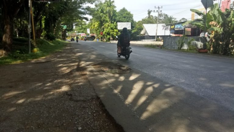 Hati-hati !! Pengendara Lalui Jalan Ratulangi Malili, Ada Lubang