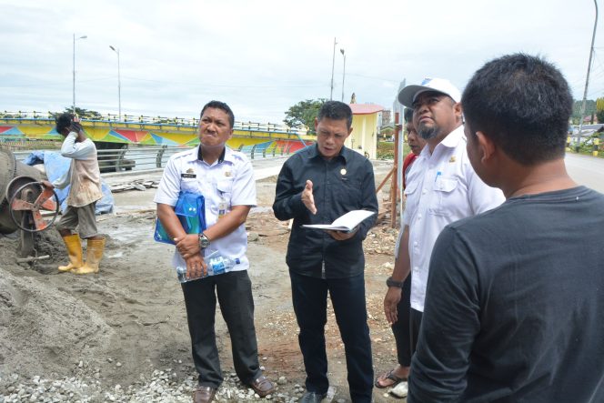 
					Ketua Komisi III DPRD Lutim Kepada Kontraktor Pujasera : Selesaikan Sesuai Jadwal