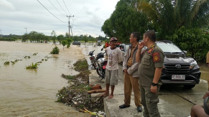 
					Wabup Kunjungi Korban Banjir di Kalaena