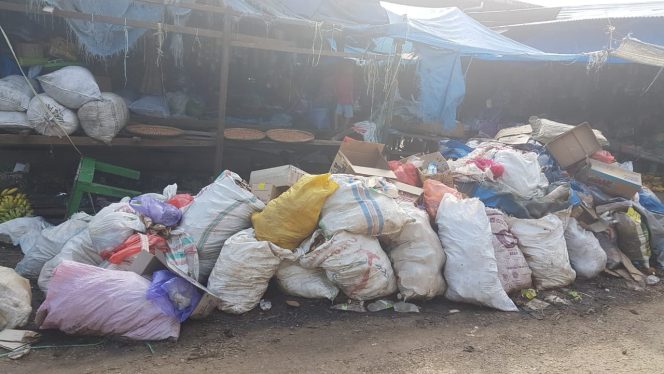 
					Anggota DPRD Lutim Minta Sampah di Pasar Wawondula Segera Diangkut