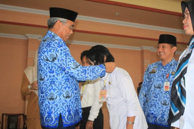 
					Penyematan Tanda Peserta Diklat oleh Bupati Luwu Timur 