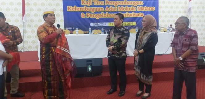 
					Kunker Wabup Lutim ke Kabupaten Samosir disambut pemerian selendang berbahan kain ulos