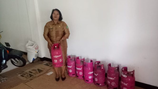 
					Kasek SDN 148 Tawi Baru Mangkutana saat membeli tabung gas 5,5 kg di salah satu pangkalan di Mangkutana