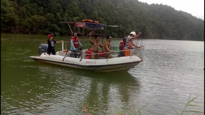 
					Speed Boat Milik PT. Vale Indonesia diterjunkan untuk mencari korban balita hanyut terbawa arus di Balambano