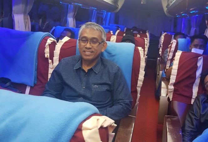 
					Bupati Luwu Timur, H.M.Thoriq Husler nampak menaiki kendaraan angkutan umum dari Makassar ke Malili dengan lama perjalanan sekitar 12 jam