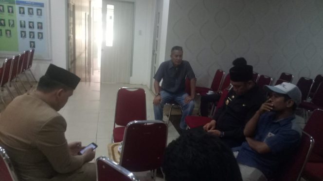 
					Wakil Bupati Luwu Timur, Irwan Bachri Syam bersama anggota DPRD Luwu Timur, Usman Sadik hanya terlihat duduk-duduk santai menunggu kehadiran anggota DPRD lainnya