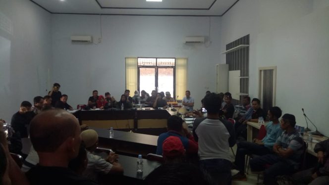 
					Para pedagang ketika menyampaikan aspirasi di ruang rapat kantor BPKD Luwu Timur