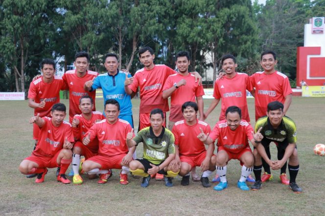 
					Lawan Dua Tim Berbeda, Tim Sepakbola Pewarta FC Menang Tipis