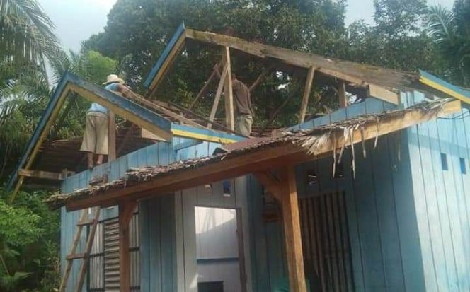 
					Kades Lagego Manfaatkan ADD Untuk Beda 16 Atap Rumah Warga