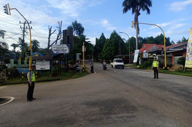 
					Anggota Satlantas Polres Luwu Timur masih terlihat aktif melakukan pengaturan lalu lintas di Kota Malili