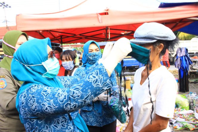 
					Penjual Sayur di Mangkutana Dapat Masker Gratis