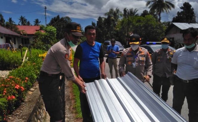 
					Kapolres Lutim Beri Bantuan Kepada Korban Bencana Angin Puting Beliung di Mangkutana