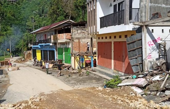 
					Rumah Jurnalis Senior di Puncak Poros Toraja-Palopo Kena Longsor, Belum Ada Perhatian Pemerintah