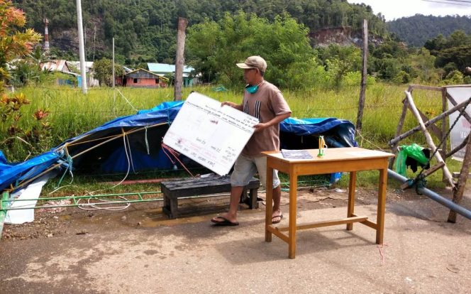 
					Seoarang warga langsung membersihkan barang-barang yang berserakan akibat posko Desa Balantang Rubuh