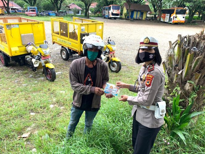 
					Satlantas Polres Lutim Bagi Masker dan Hand Sanitiser Kepada Tukang Ojek dan Sopir Angkot
