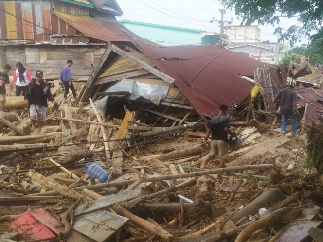 
					FOTO : Ganasnya Terjangan Banjir Bandang di Masamba