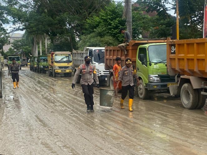 
					2 Pleton Personil Polres Lutim Diterjunkan Bantu Korban Banjir Bandang Masamba