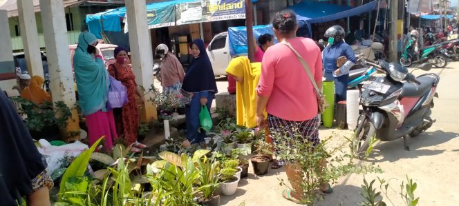 
					Pedagang Bunga di Pasar Malili Diserbu Emak-emak