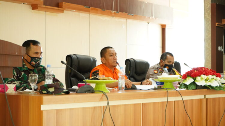 Warga Berkerumun Salah Satu Cluster Penyebaran Covid-19
