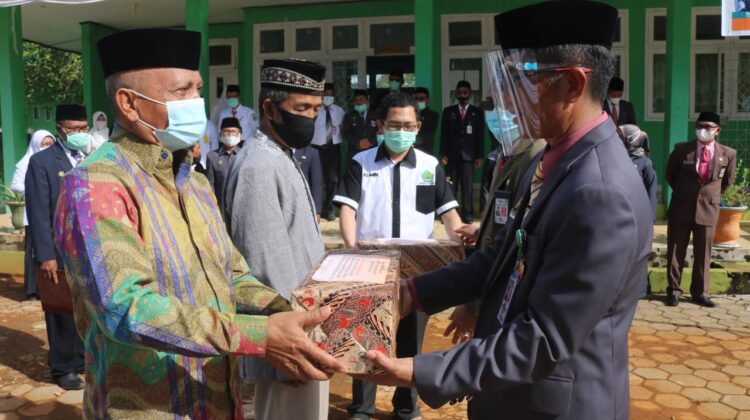 18 ASN Kemenag Lutim Terima Satya Lencana Karya Satya