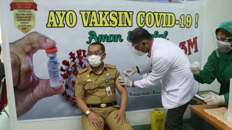 Bukan Wabup Lutim, Tapi Ini Orang Pertama di Lutim Disuntik Vaksin