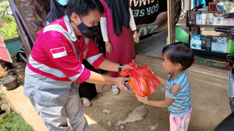Program ‘Jumat Berkah’ PT. CLM, Bagikan Makanan Tambahan Kepada Balita di 4 Desa