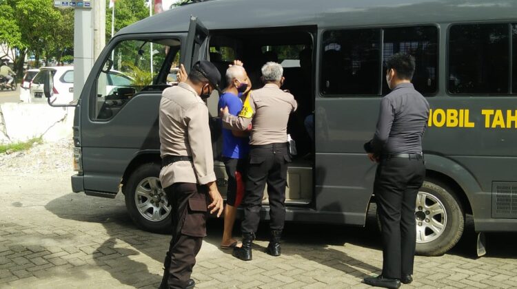 Tak Pakai Masker, Kabag Ops Polres Lutim Hukum Push Up Anggotanya