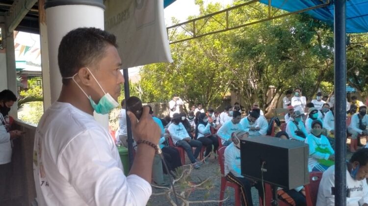 Direktur Eksternal PT.CLM, Ismail Achmad saat memberikan sambutan dalam acara Jumat Bersih CLM
