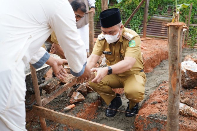 
					Peletakan Batu Pertama Pembangunan Masjid Awali Aktivitas Budiman Sebagai Wakil Bupati Lutim