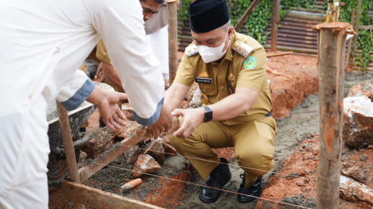 Peletakan Batu Pertama Pembangunan Masjid Awali Aktivitas Budiman Sebagai Wakil Bupati Lutim