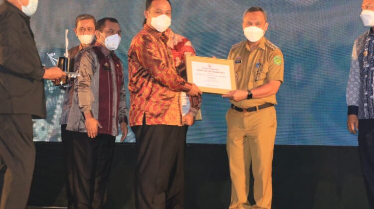 Selamat ! Lutim Terima Penghargaan Pinisi Sultan Award 2021