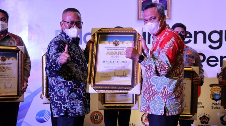 PWI Beri Penghargaan Kepada Bupati Lutim