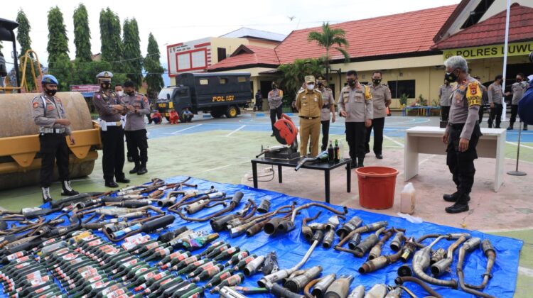 Ratusan Botol Miras dan Knalpot Racing Dimusnahkan Polres Lutim