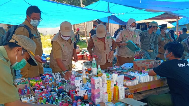 Tim Korwas Obat dan Makanan Temukan Kosmetik Kadaluarsa di Pasar Wonorejo
