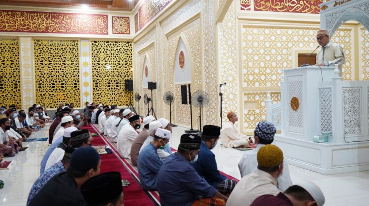 Di Sambutan Tarawih Perdananya, Bupati Lutim Berencana Akan Bangun Islamic Center