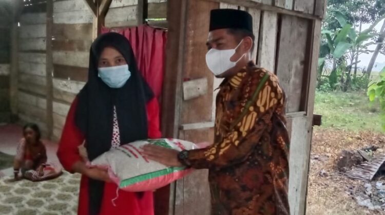 Bukber di Rumah Warga, Camat Wotu Bagikan Beras