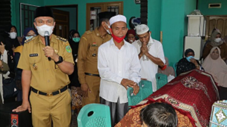 Lepas Jenazah Warganya, Bupati Lutim Langsung Terbitkan Akta Kematian