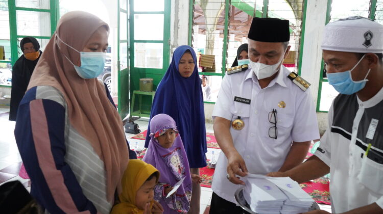 Anak Yatim Dapat Santunan Dari Bupati Lutim