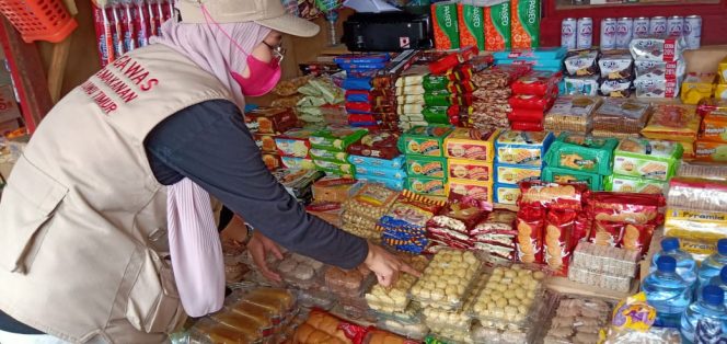 
					Di Wotu dan Tomtim Ada Pedagang Jual Makanan Kadaluarsa