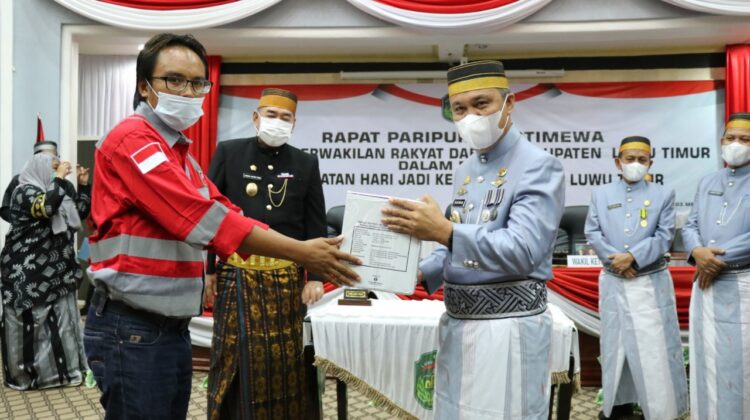 Di HUT Lutim, CLM Serahkan Genose Covid-19
